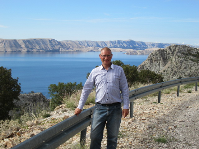 Marcus in Kroatien bei Lukovo Šugarje. Im Hintergrund die Insel Pag.